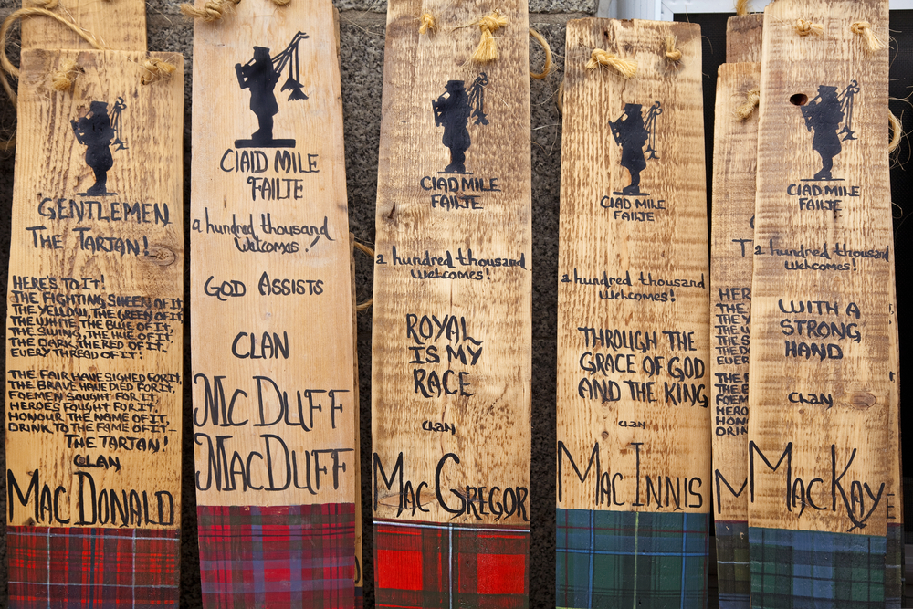 Handmade welcome plaques for sale with various clans and their tartans. Ciaid Mile Failte means welcome in Gaelic.